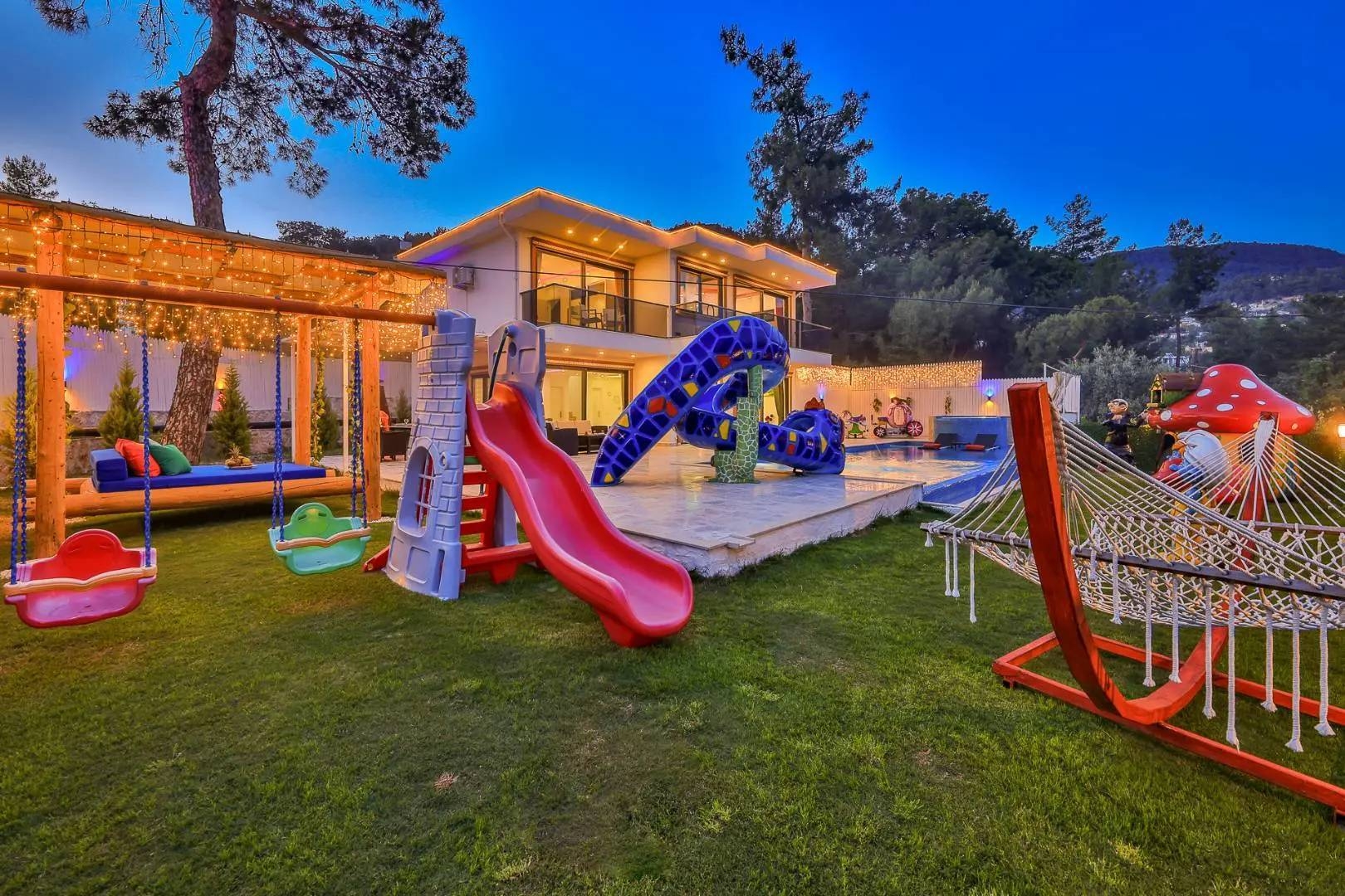 Kaş İslamlar'da Sakin Konumda, Özel Havuzlu, Modern Tasarımlı Villa