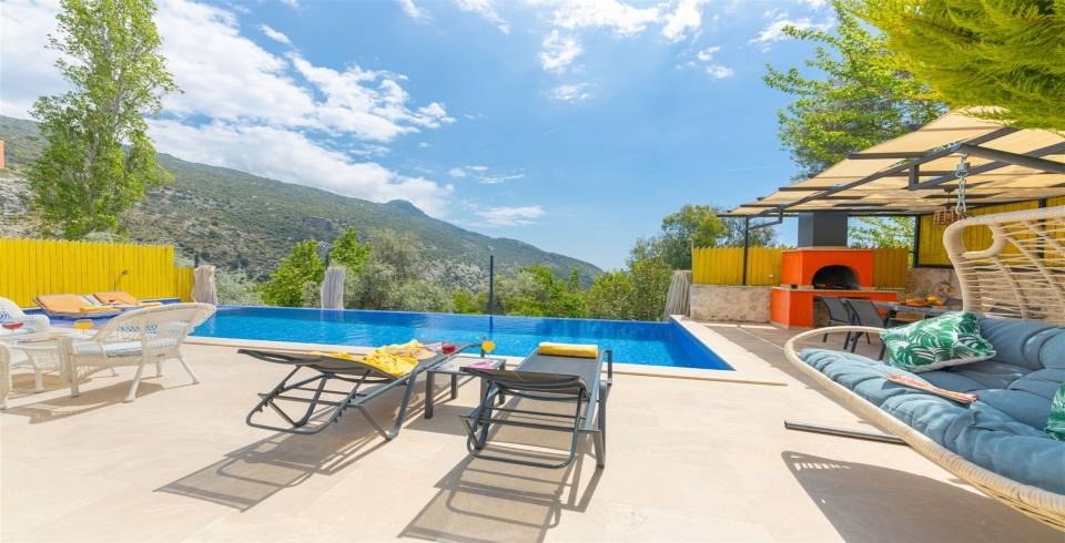 Kaş İslamlar'da Doğa İçerisinde, Açık ve Kapalı Havuzlu, Şık Villa