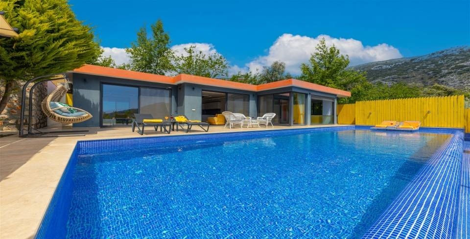 Kaş İslamlar'da Doğa İçerisinde, Açık ve Kapalı Havuzlu, Şık Villa