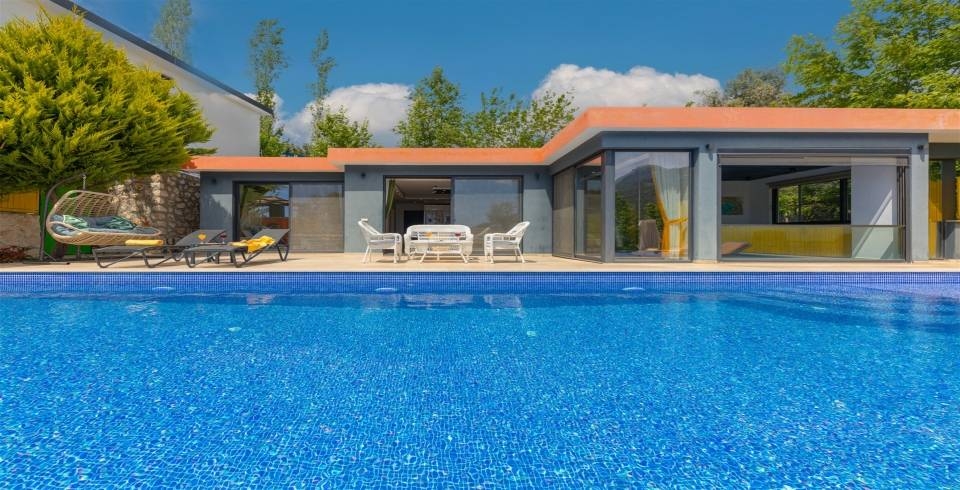 Kaş İslamlar'da Doğa İçerisinde, Açık ve Kapalı Havuzlu, Şık Villa