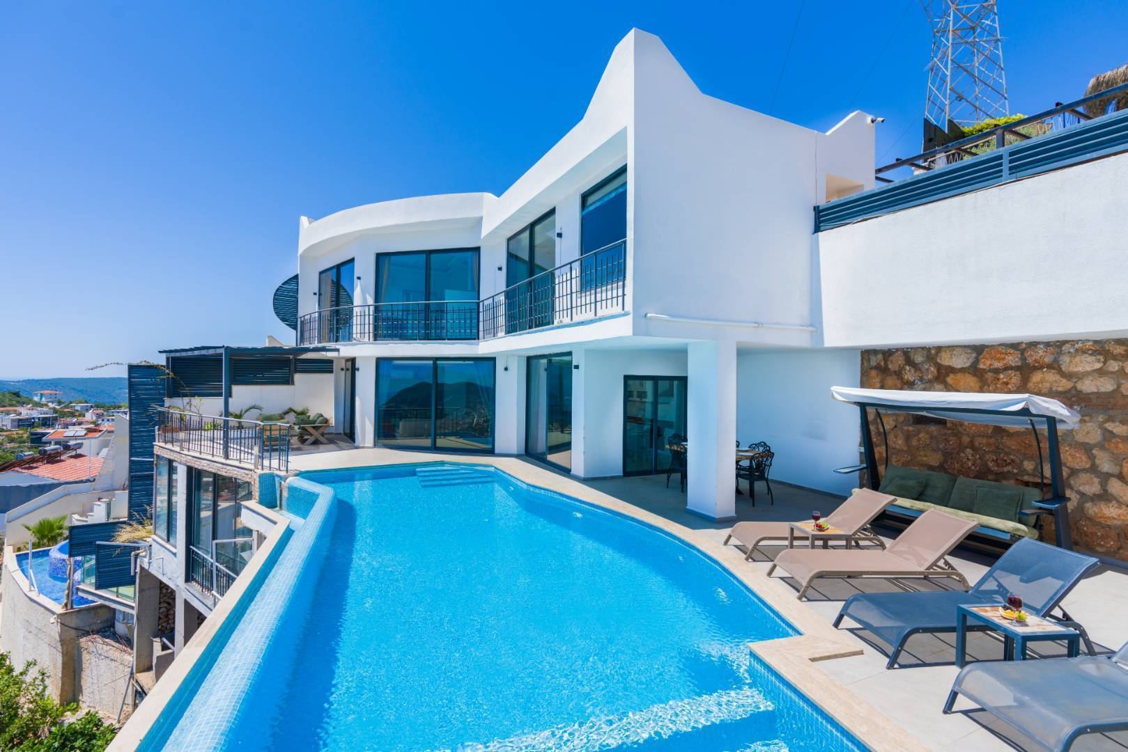 Kaş İslamlar'da Doğa İçerisinde, Sonsuzluk Havuzlu, Şık Villa