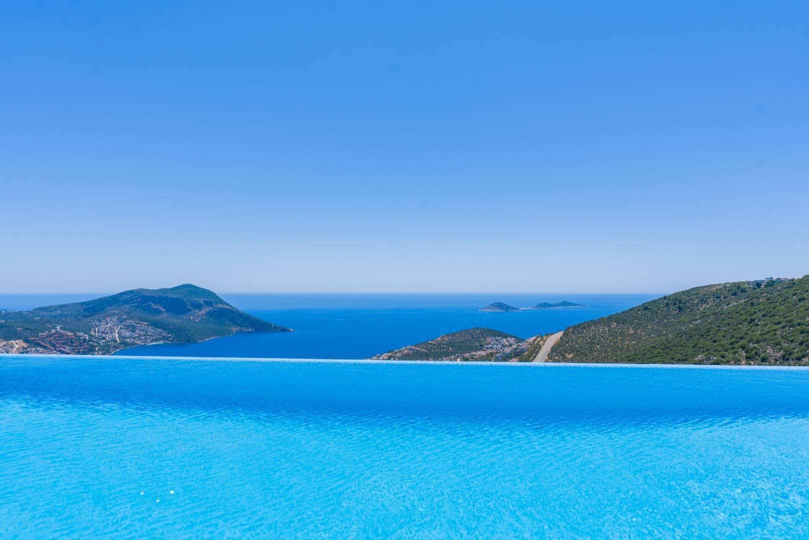 Kaş İslamlar'da Doğa İçerisinde, Sonsuzluk Havuzlu, Şık Villa