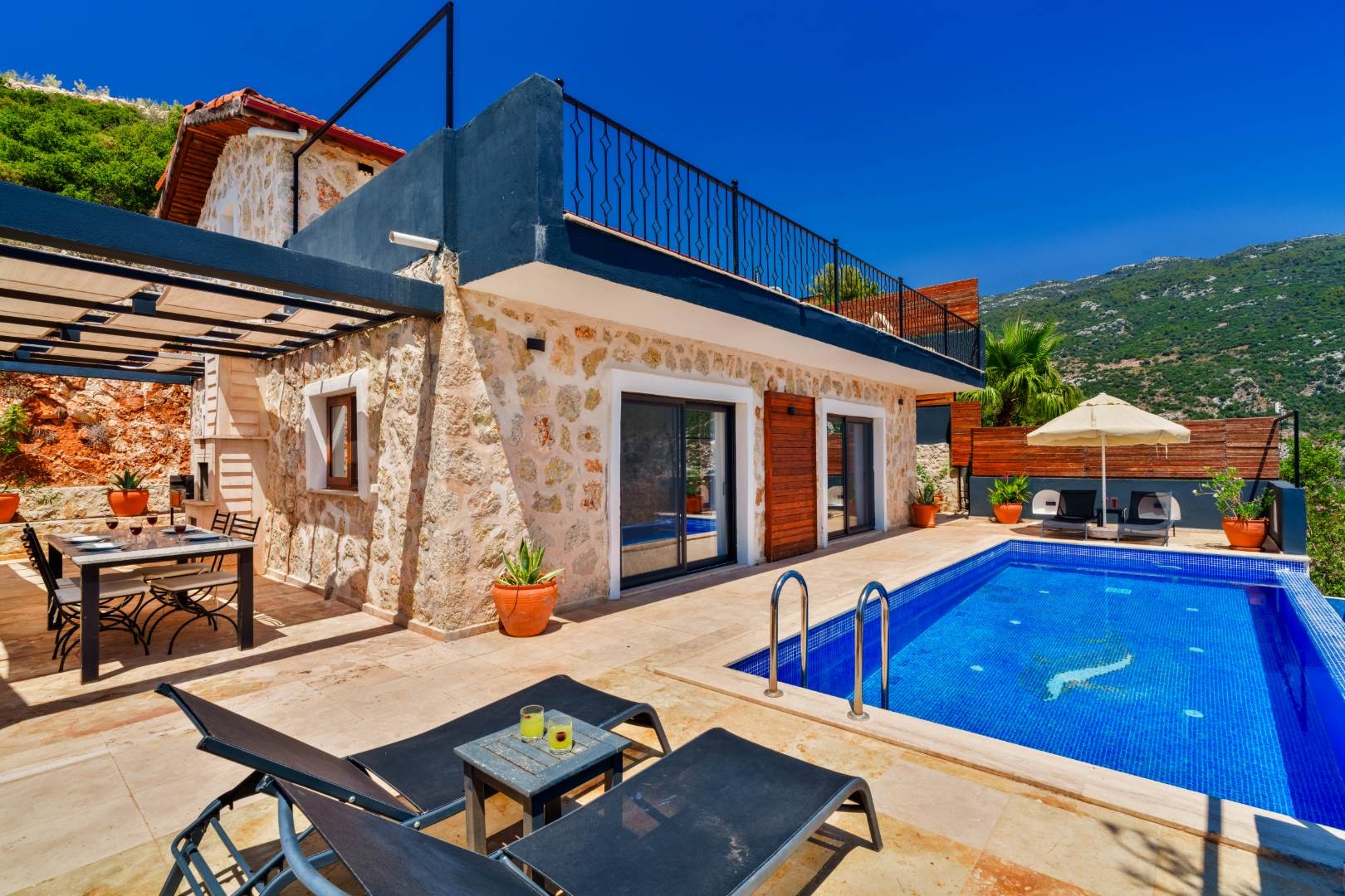 Kaş İslamlar'da Doğa Manzaralı, Açık ve Kapalı Havuzlu, Şık Villa
