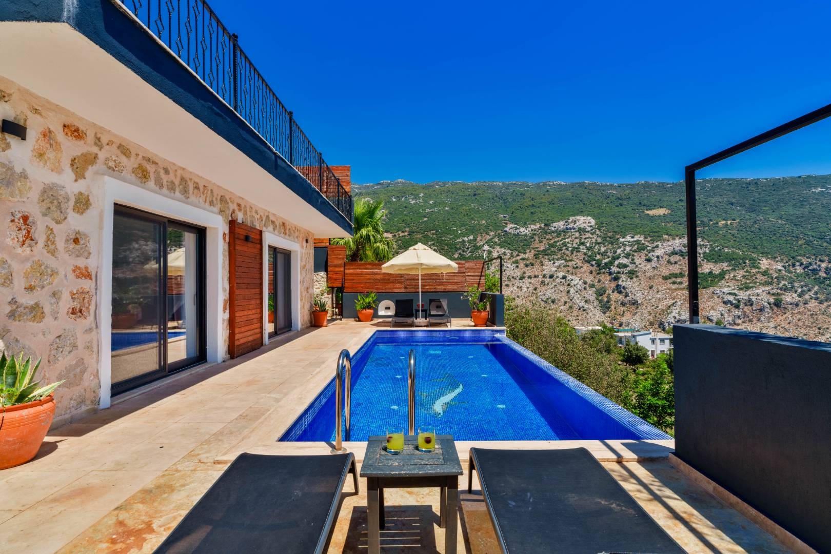 Kaş İslamlar'da Doğa Manzaralı, Açık ve Kapalı Havuzlu, Şık Villa