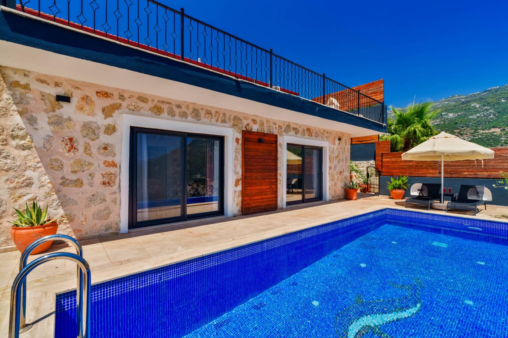 Kaş İslamlar'da Doğa Manzaralı, Açık ve Kapalı Havuzlu, Şık Villa-13341