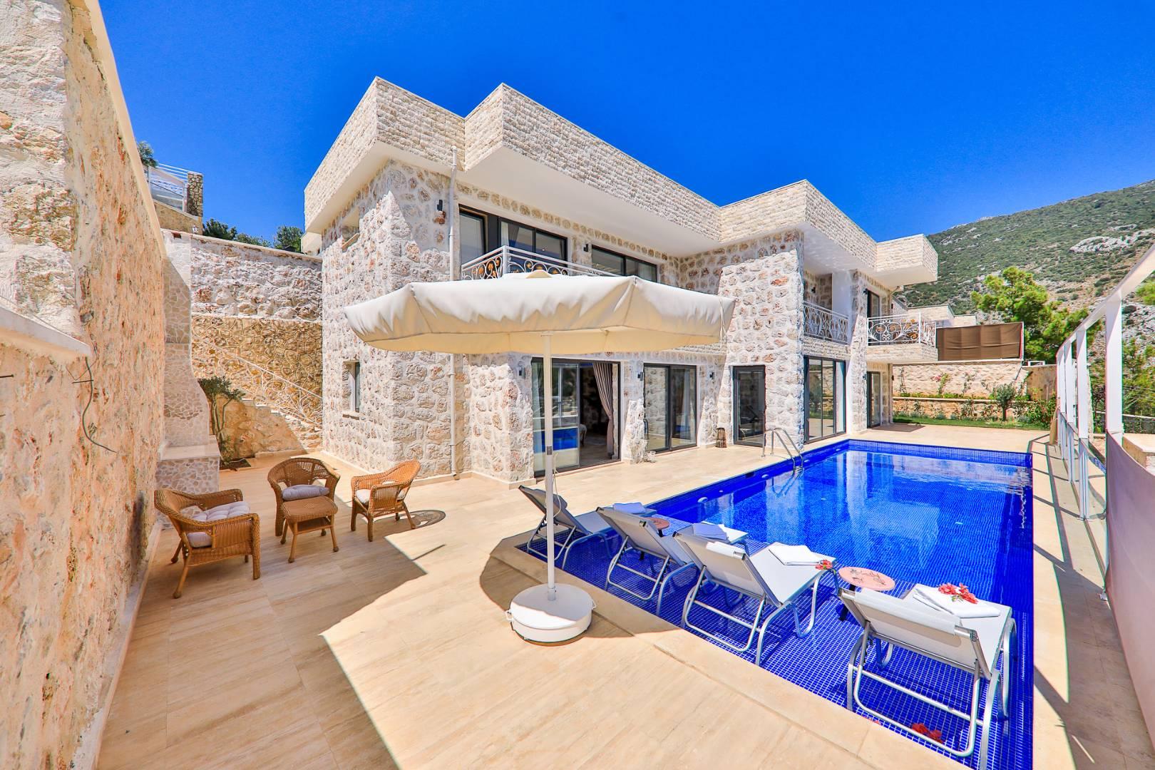 Kaş İslamlar'da Geniş Ailelere Uygun, Isıtmalı Havuzlu, Taş Villa-36042