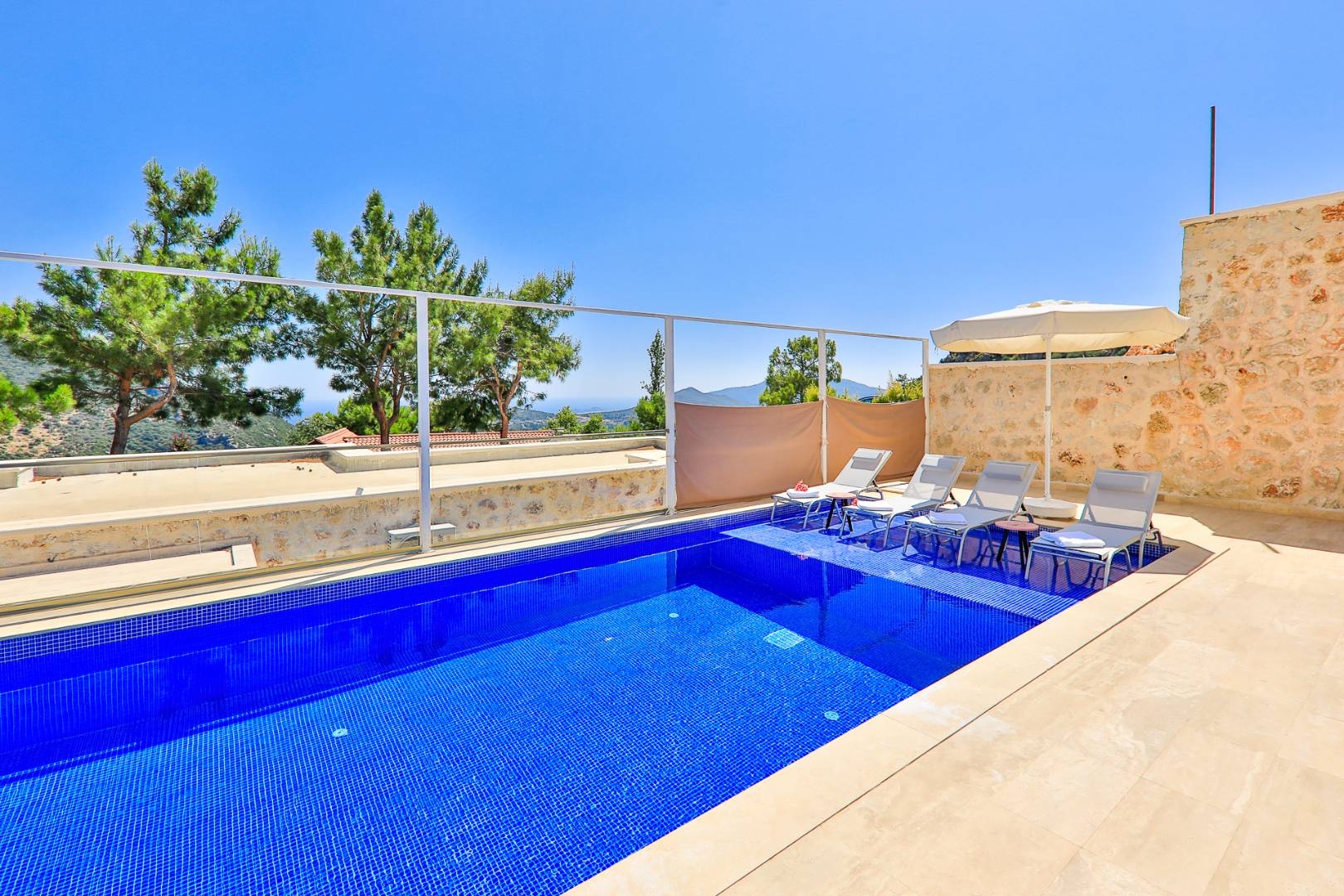 Kaş İslamlar'da Geniş Ailelere Uygun, Isıtmalı Havuzlu, Taş Villa