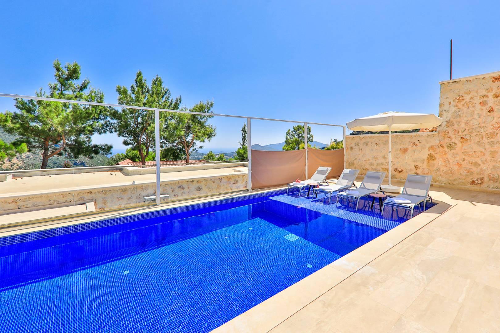 Kaş İslamlar'da Geniş Ailelere Uygun, Isıtmalı Havuzlu, Taş Villa-36042