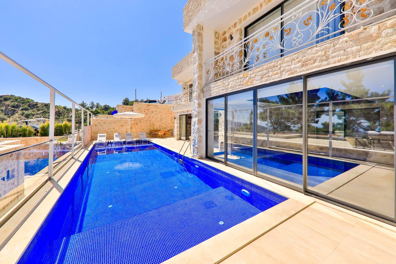 Kaş İslamlar'da Geniş Ailelere Uygun, Isıtmalı Havuzlu, Taş Villa-36042