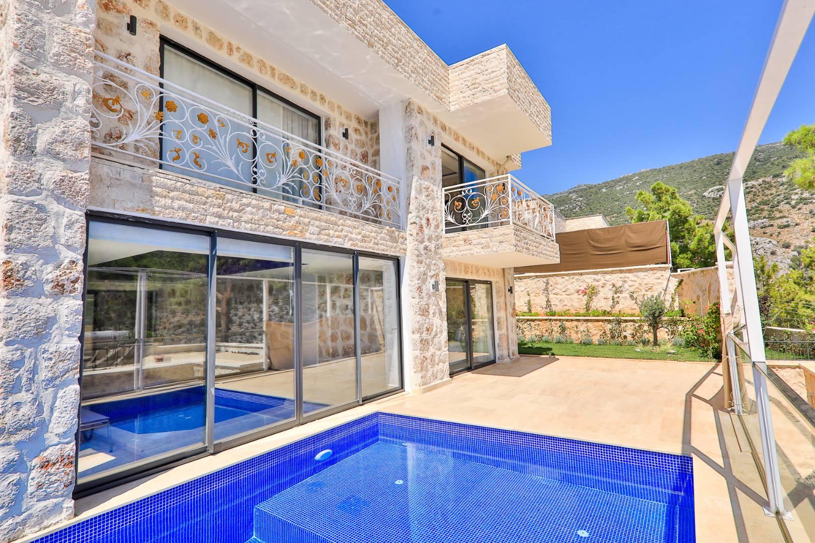 Kaş İslamlar'da Geniş Ailelere Uygun, Isıtmalı Havuzlu, Taş Villa-36042