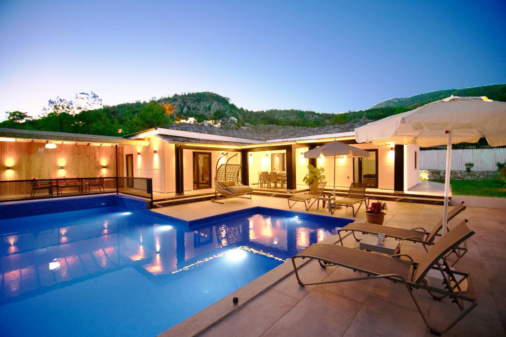 Kaş İslamlar'da Geniş Alanlara Sahip, Özel Havuzlu, Jakuzili Villa-41193