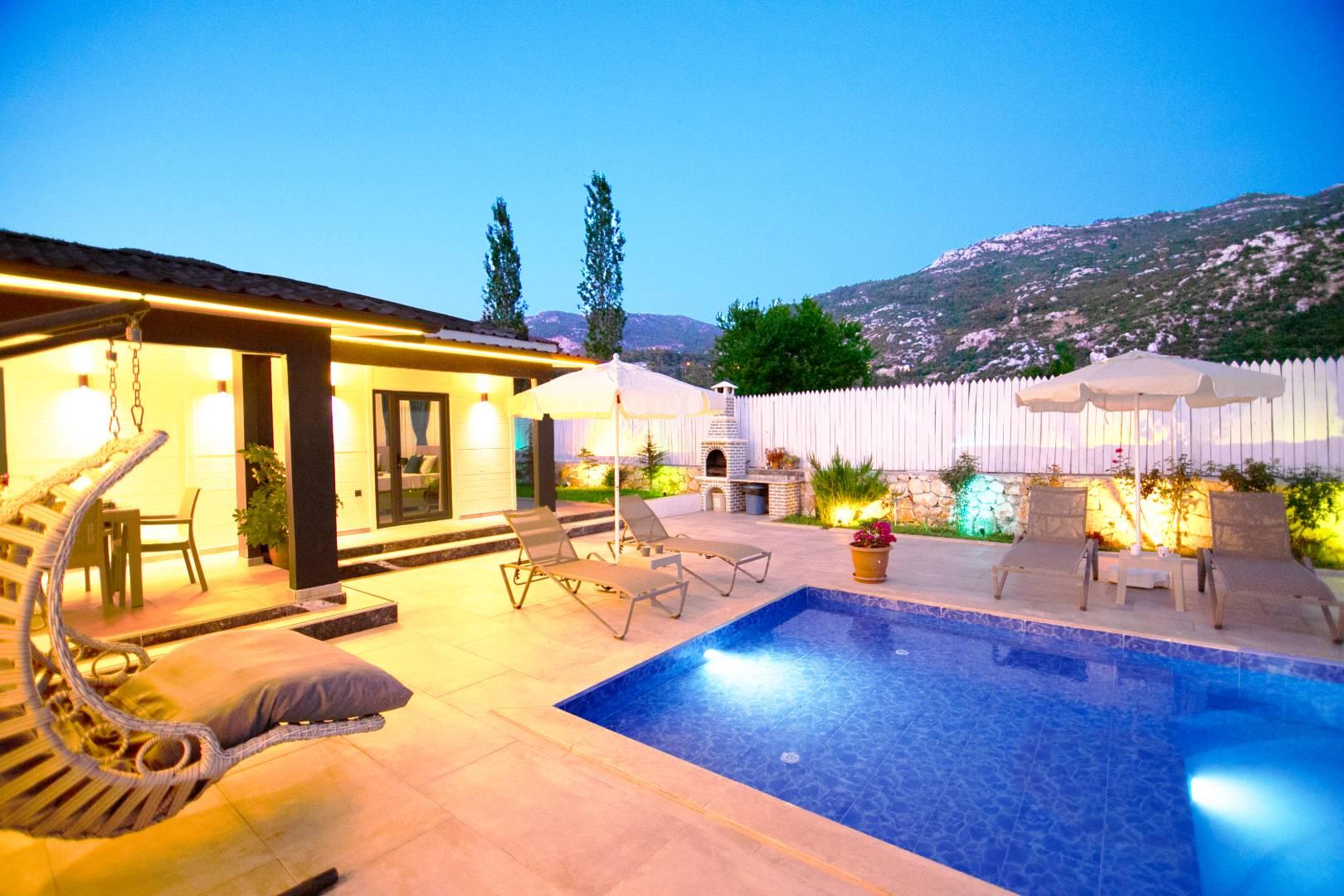 Kaş İslamlar'da Geniş Alanlara Sahip, Özel Havuzlu, Jakuzili Villa-41193