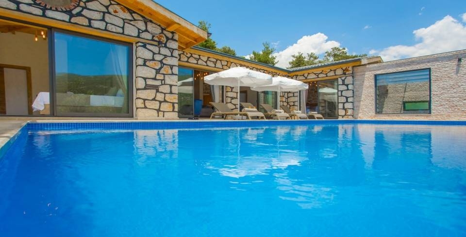 Kaş İslamlar'da Geniş Bahçeli, Özel Havuzlu, Jakuzili, Modern Villa