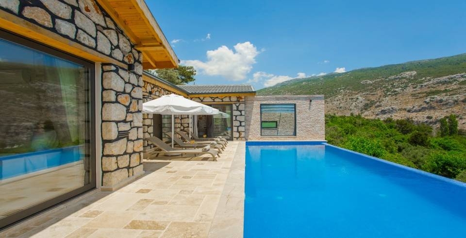 Kaş İslamlar'da Geniş Bahçeli, Özel Havuzlu, Jakuzili, Modern Villa