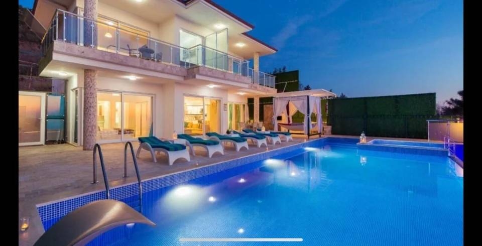 Kaş İslamlar'da Gözlerden Uzak Konumda, Özel Havuzlu, Şık Villa