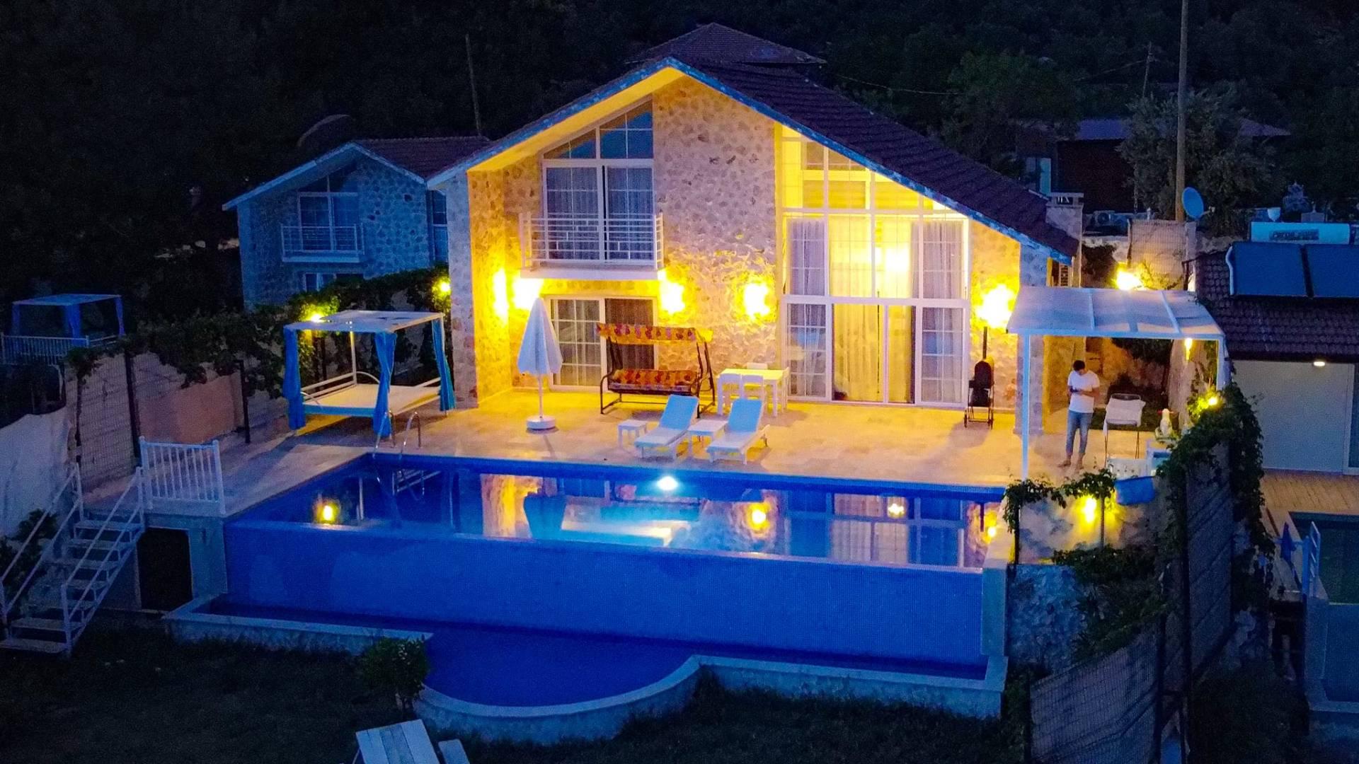 Kaş İslamlar'da Yemyeşil Bahçeli, Özel Havuzlu, Jakuzili Taş Villa-42300