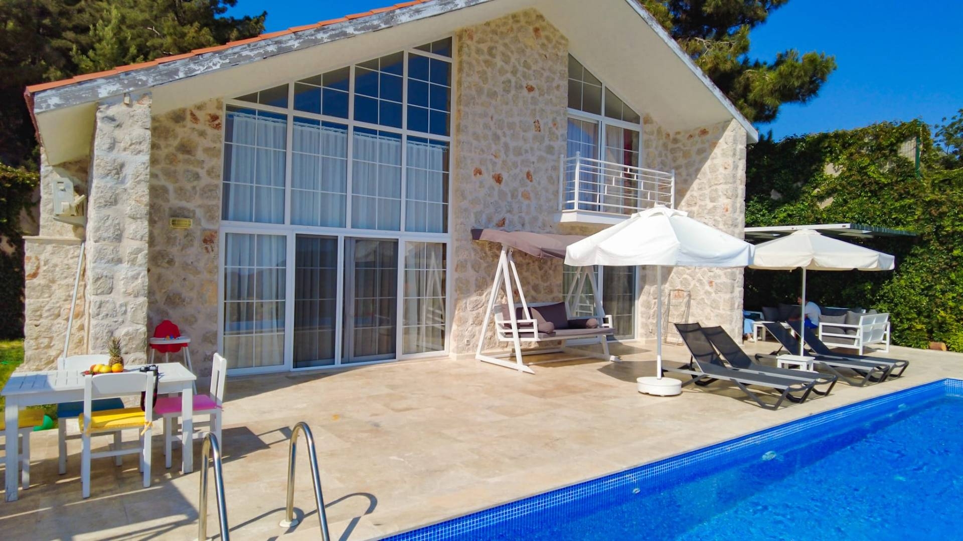 Kaş İslamlar'da Yemyeşil Bahçeli, Özel Havuzlu, Jakuzili Taş Villa