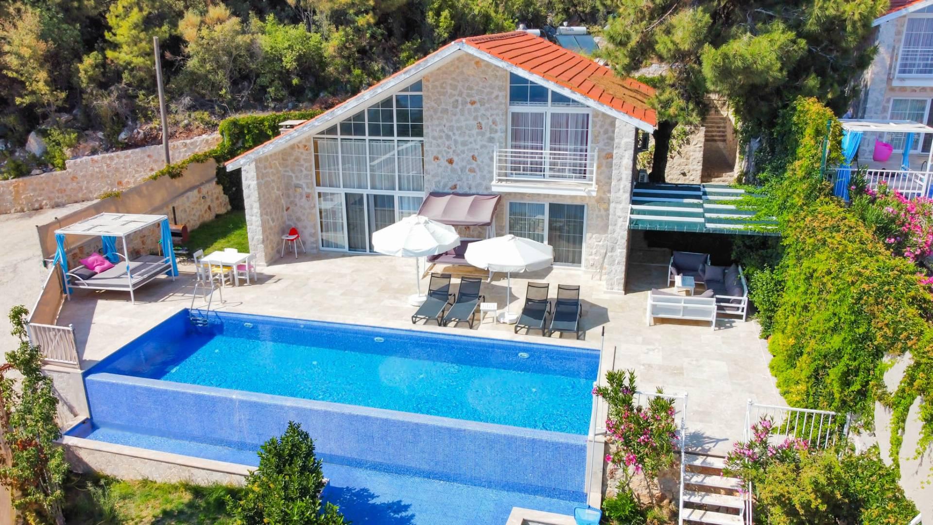 Kaş İslamlar'da Yemyeşil Bahçeli, Özel Havuzlu, Jakuzili Taş Villa-42300