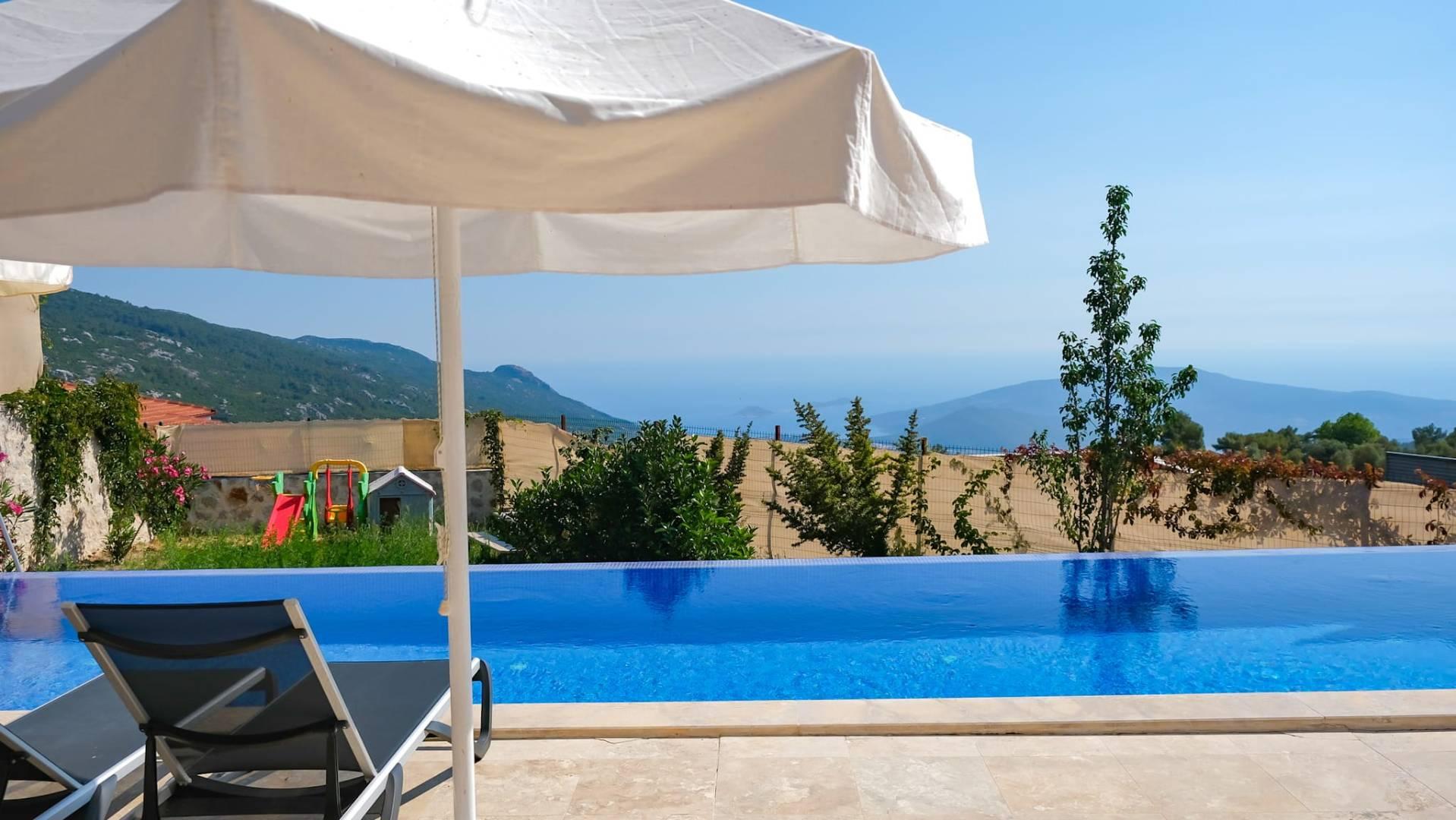 Kaş İslamlar'da Yemyeşil Bahçeli, Özel Havuzlu, Jakuzili Taş Villa-42300