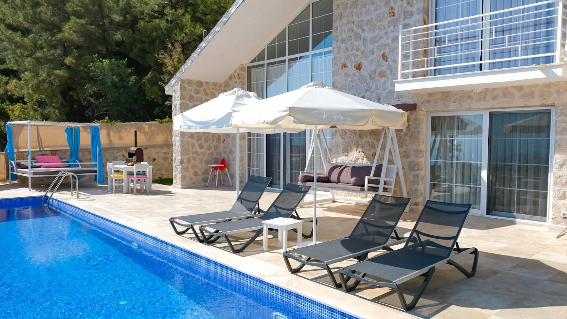 Kaş İslamlar'da Yemyeşil Bahçeli, Özel Havuzlu, Jakuzili Taş Villa-42300