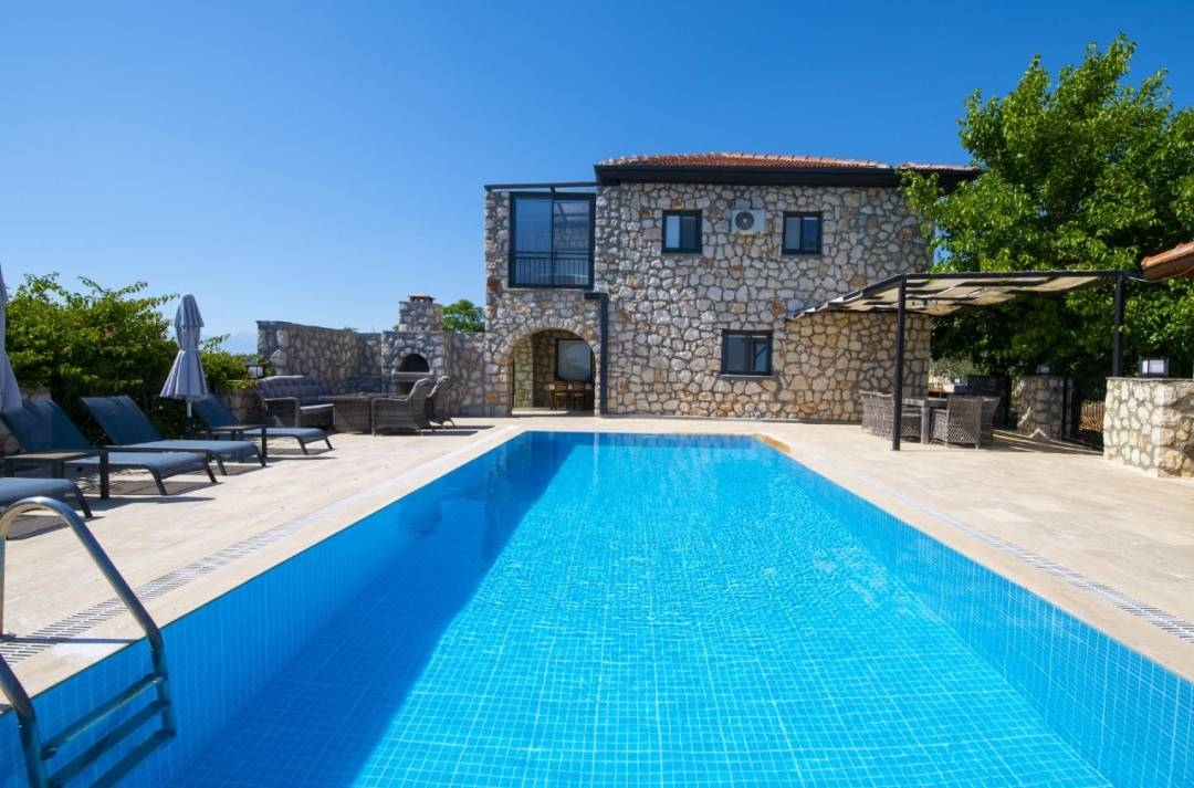 Kaş İslamlar'da Yeşillikler İçerisinde, Özel Havuzlu, Taş Villa