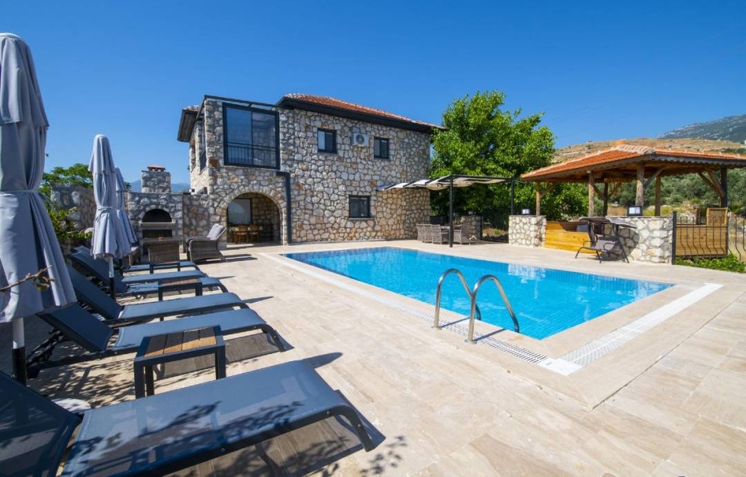 Kaş İslamlar'da Yeşillikler İçerisinde, Özel Havuzlu, Taş Villa