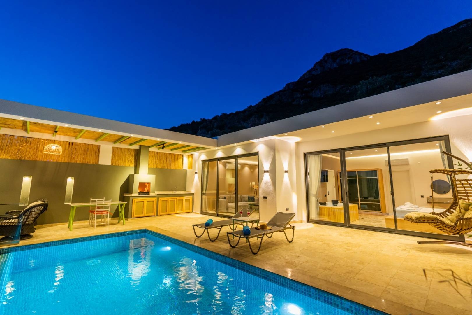 Kaş Bezirgan'da Deniz Manzaralı, Özel Havuzlu, Jakuzili Villa