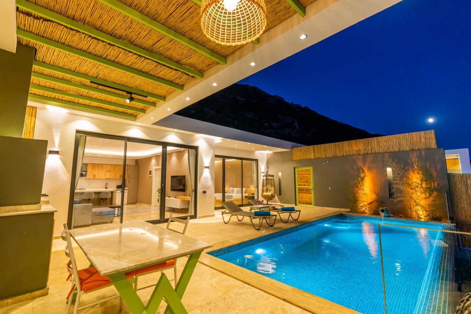 Kaş Bezirgan'da Deniz Manzaralı, Özel Havuzlu, Jakuzili Villa