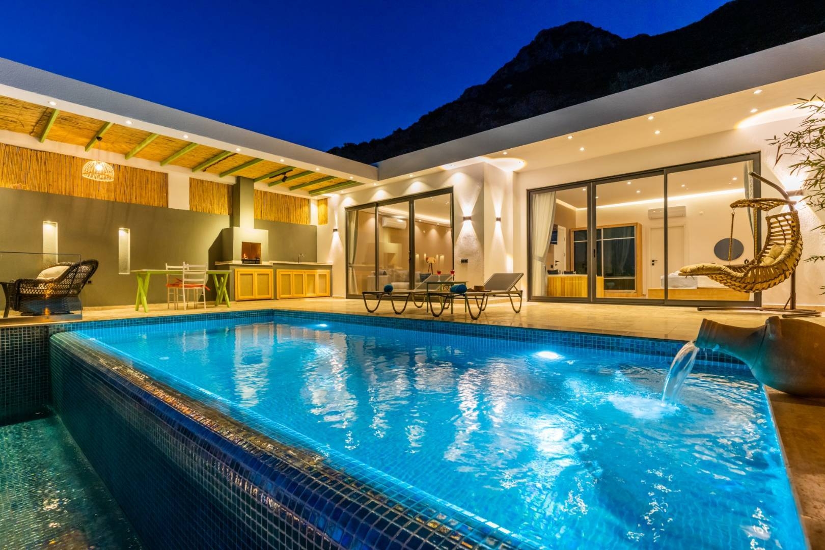 Kaş Bezirgan'da Deniz Manzaralı, Özel Havuzlu, Jakuzili Villa