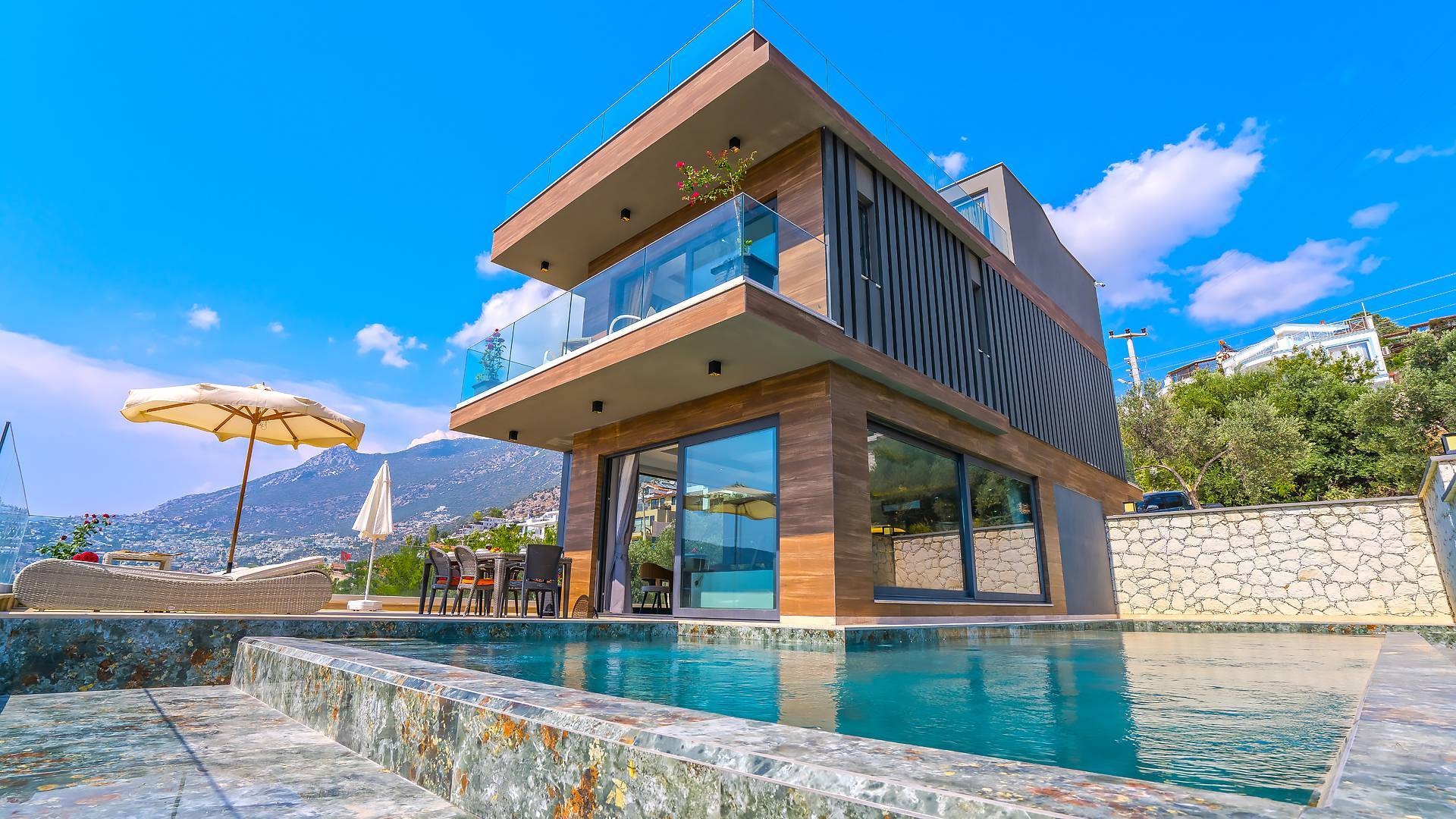 Kaş Kalkan'da Deniz Manzaralı, Isıtmalı Havuzlu, Görkemli Villa