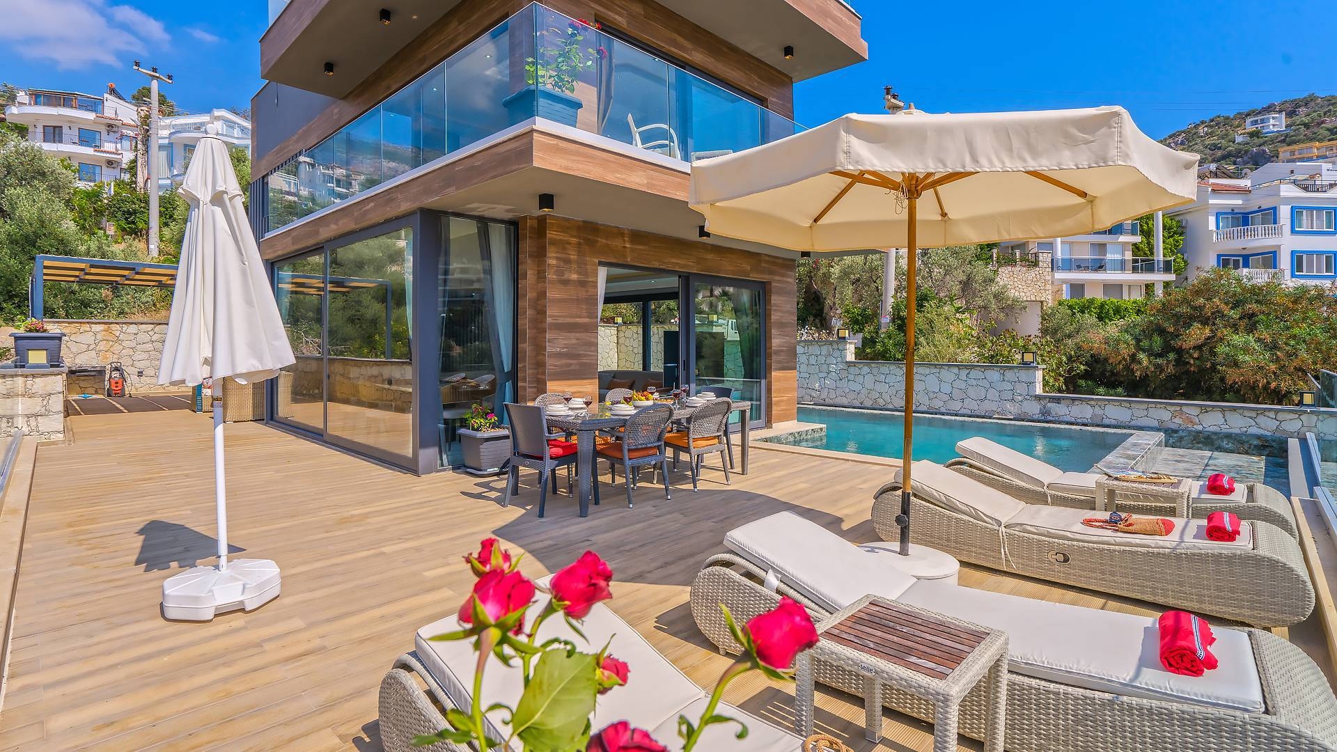 Kaş Kalkan'da Deniz Manzaralı, Isıtmalı Havuzlu, Görkemli Villa