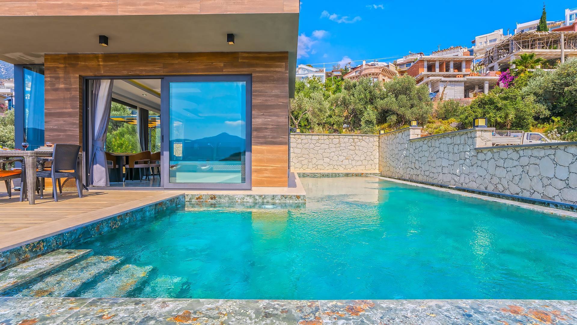 Kaş Kalkan'da Deniz Manzaralı, Isıtmalı Havuzlu, Görkemli Villa
