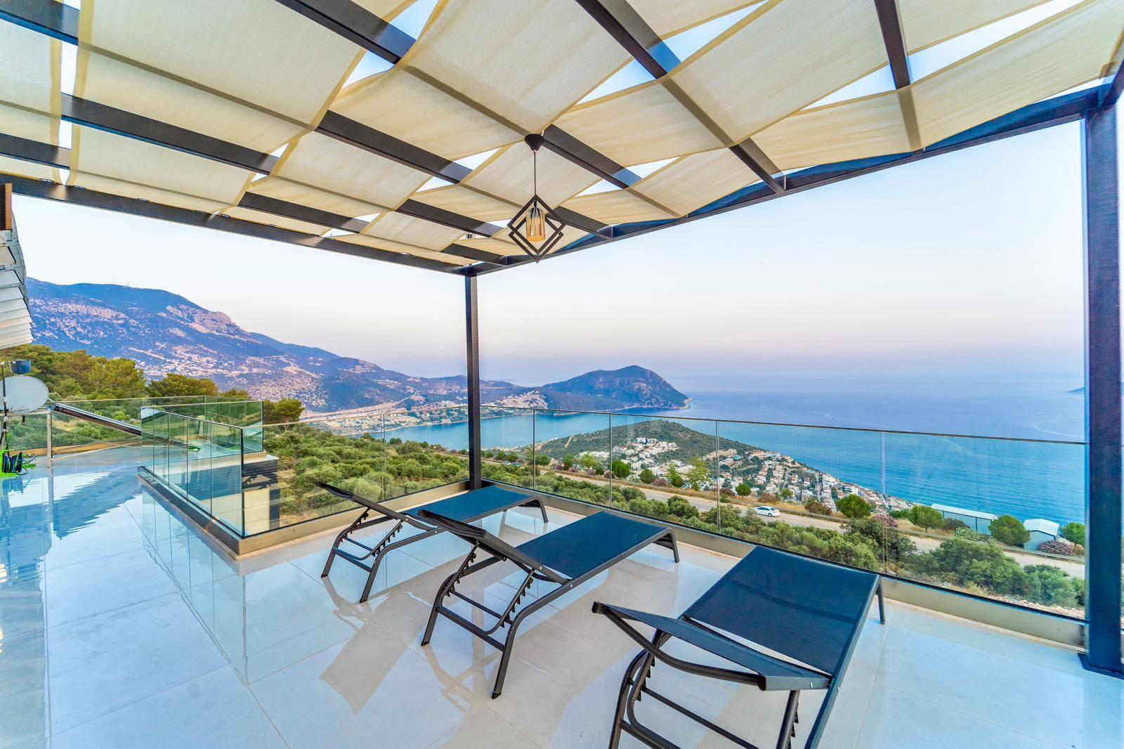 Kaş Kalkan'da Deniz Manzaralı, Modern Tasarımlı, Konforlu Villa-42897