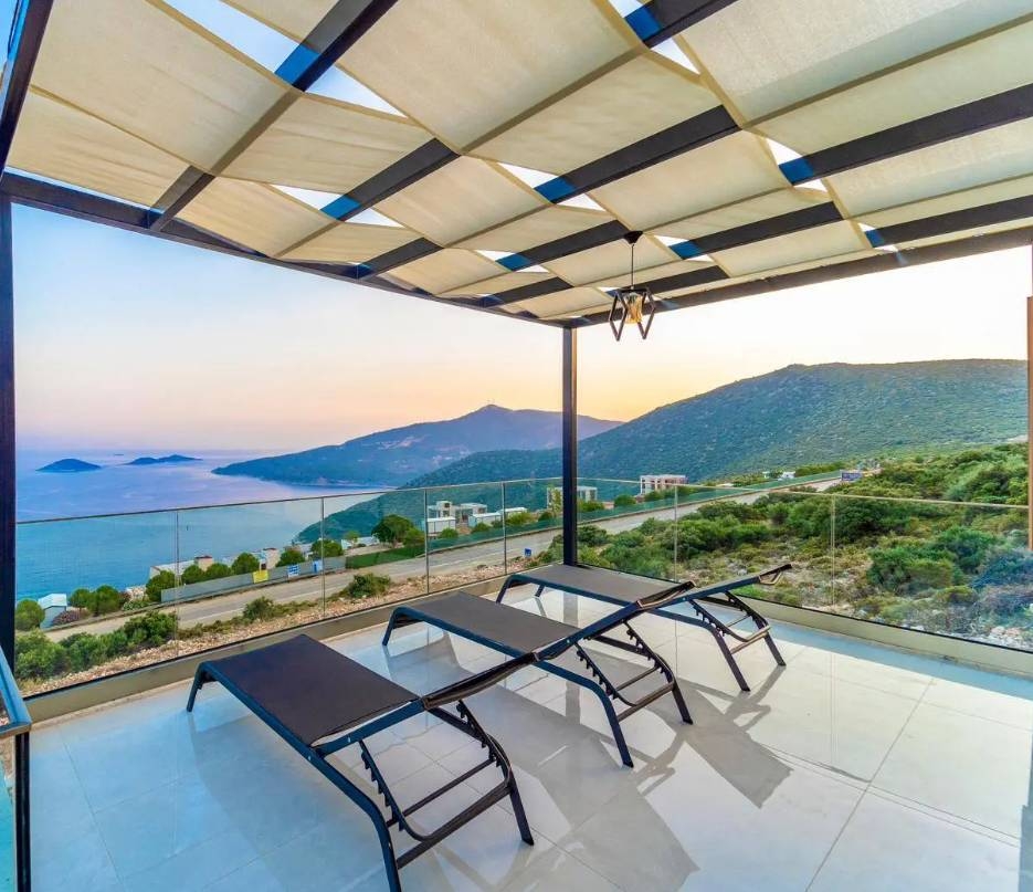 Kaş Kalkan'da Deniz Manzaralı, Modern Tasarımlı, Konforlu Villa