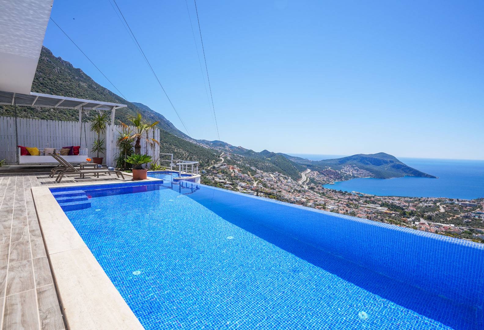Kaş İslamlar'da Deniz Manzaralı, Sonsuzluk Havuzlu, Nezih Villa