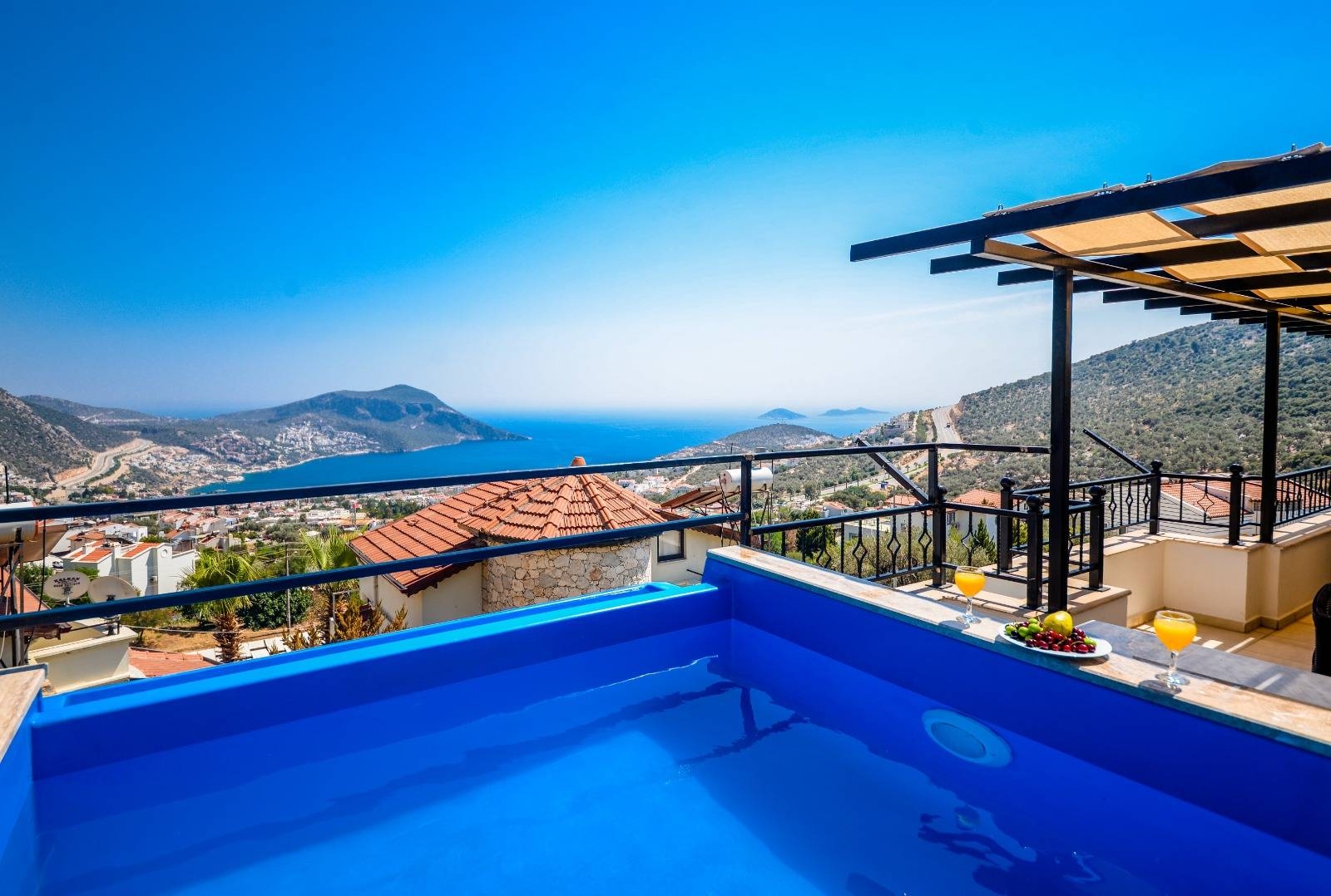 Kaş Kalkan'da Doğa Manzaralı, Özel Havuzlu, Konforlu Suit