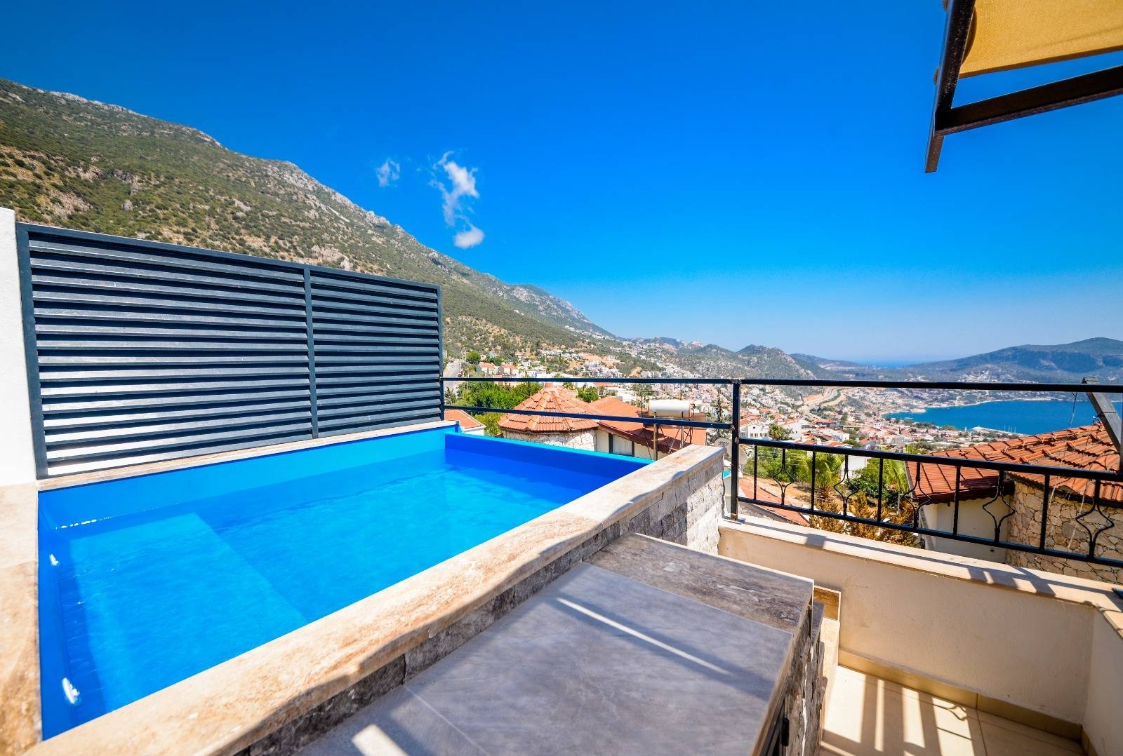 Kaş Kalkan'da Doğa Manzaralı, Özel Havuzlu, Konforlu Suit