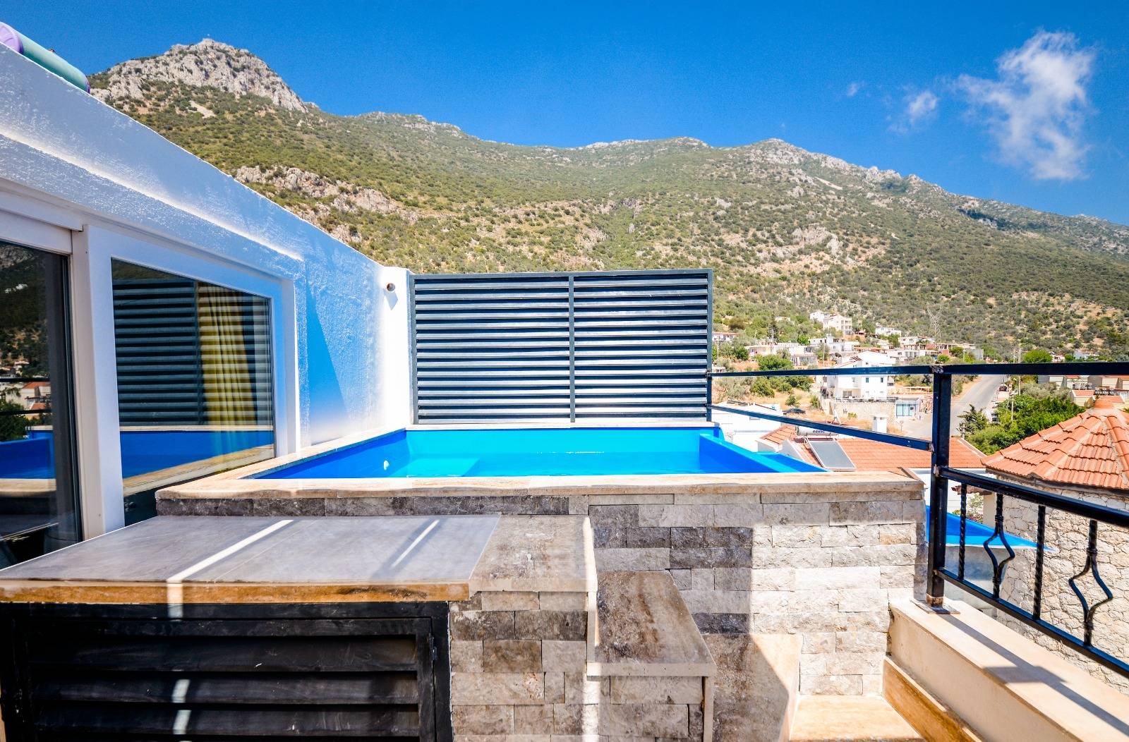 Kaş Kalkan'da Doğa Manzaralı, Özel Havuzlu, Konforlu Suit