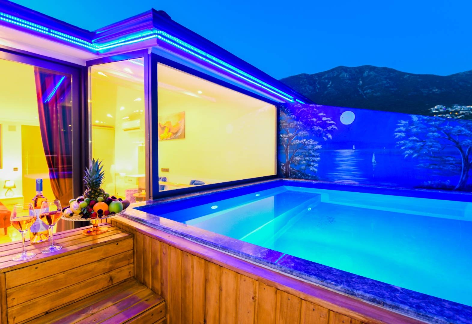 Kaş Kalkan'da Enfes Deniz Manzaralı, Jakuzili, 4 Kişilik, Şık Suit