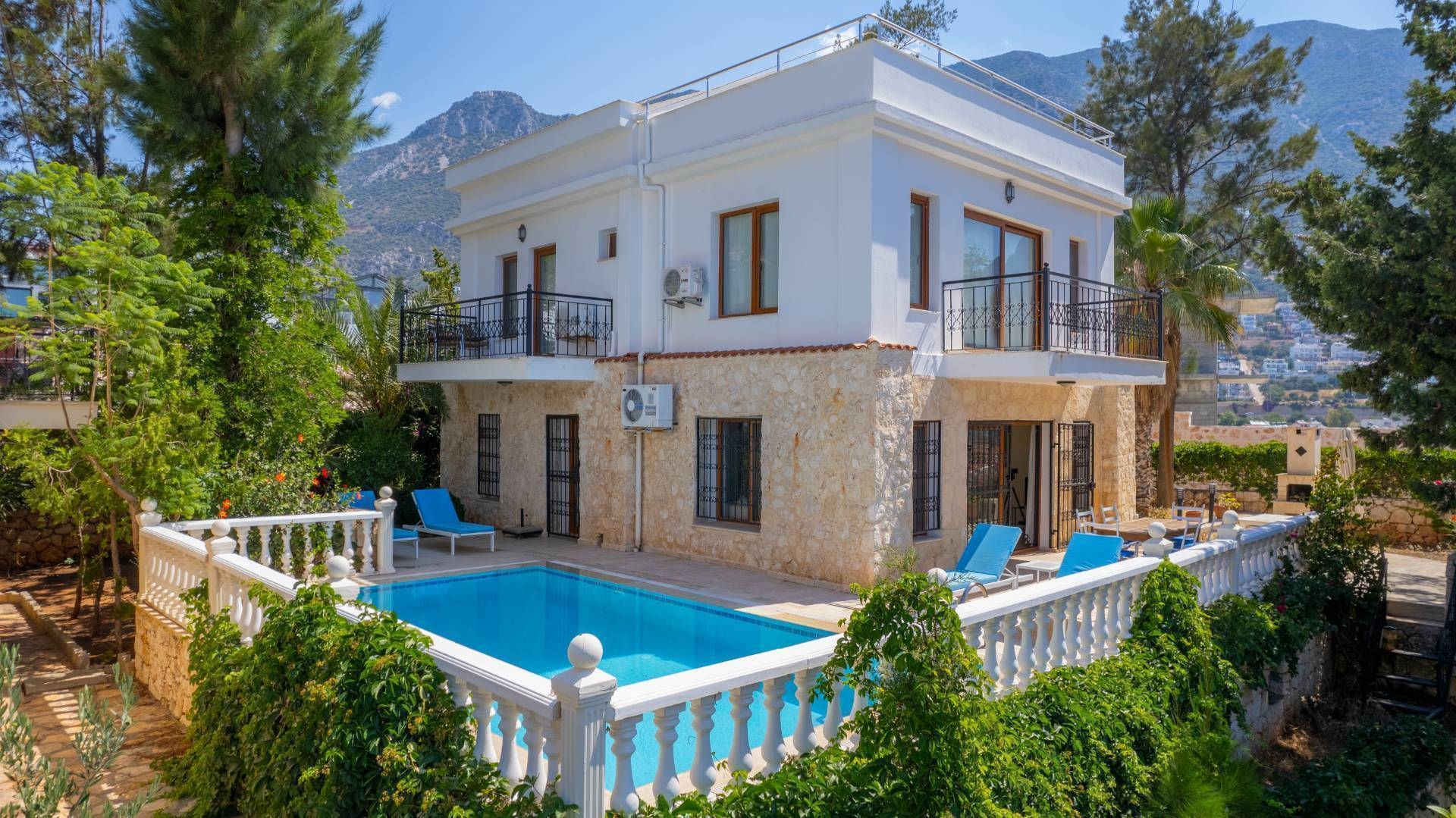 Kaş Kalkan'da İhtişamlı Deniz Manzaralı, Özel Havuzlu, Modern Villa