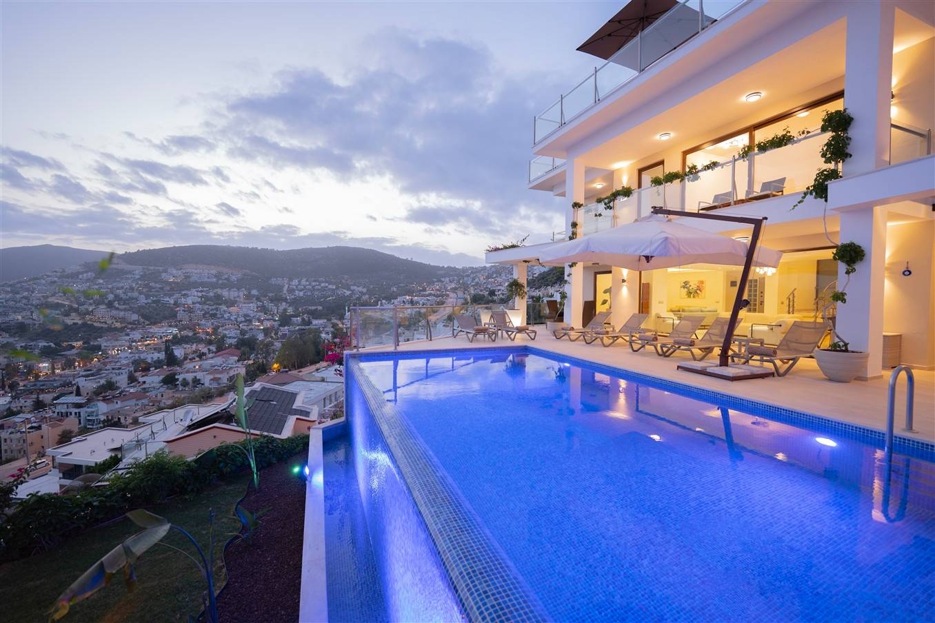 Kaş Kalkan'da Enfes Deniz Manzaralı, Sonsuzluk Havuzlu, Konforlu Villa