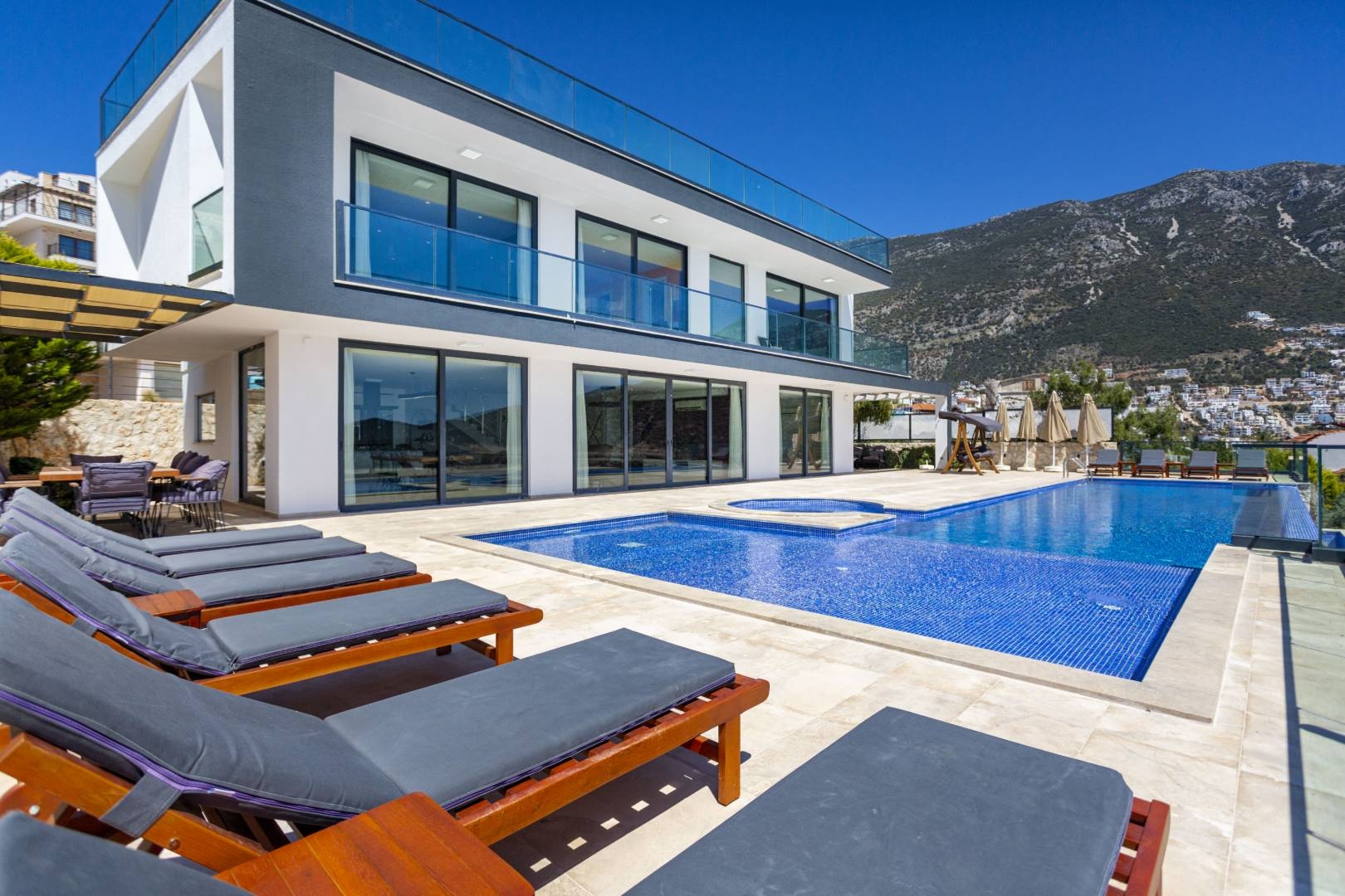 Kaş Kalkan'da Geniş Ailelere Uygun, Özel Havuzlu, Modern Villa
