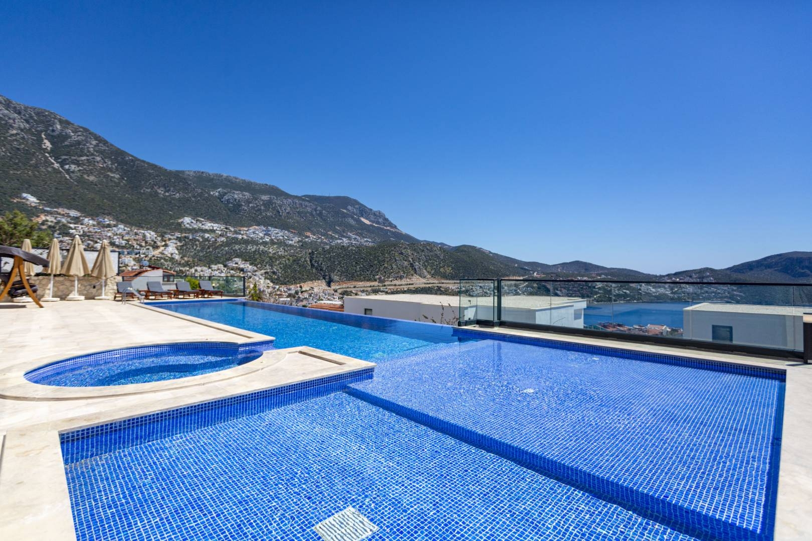 Kaş Kalkan'da Geniş Ailelere Uygun, Özel Havuzlu, Modern Villa