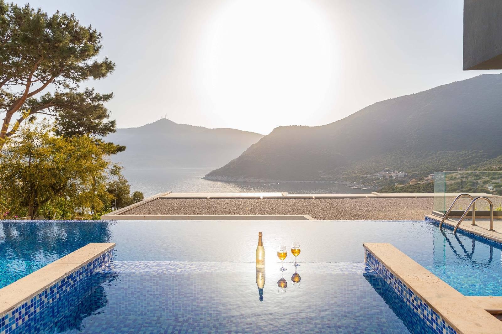 Kaş Kalkan'da Geniş Ailelere Uygun, Sonsuzluk Havuzlu, Modern Villa-42549