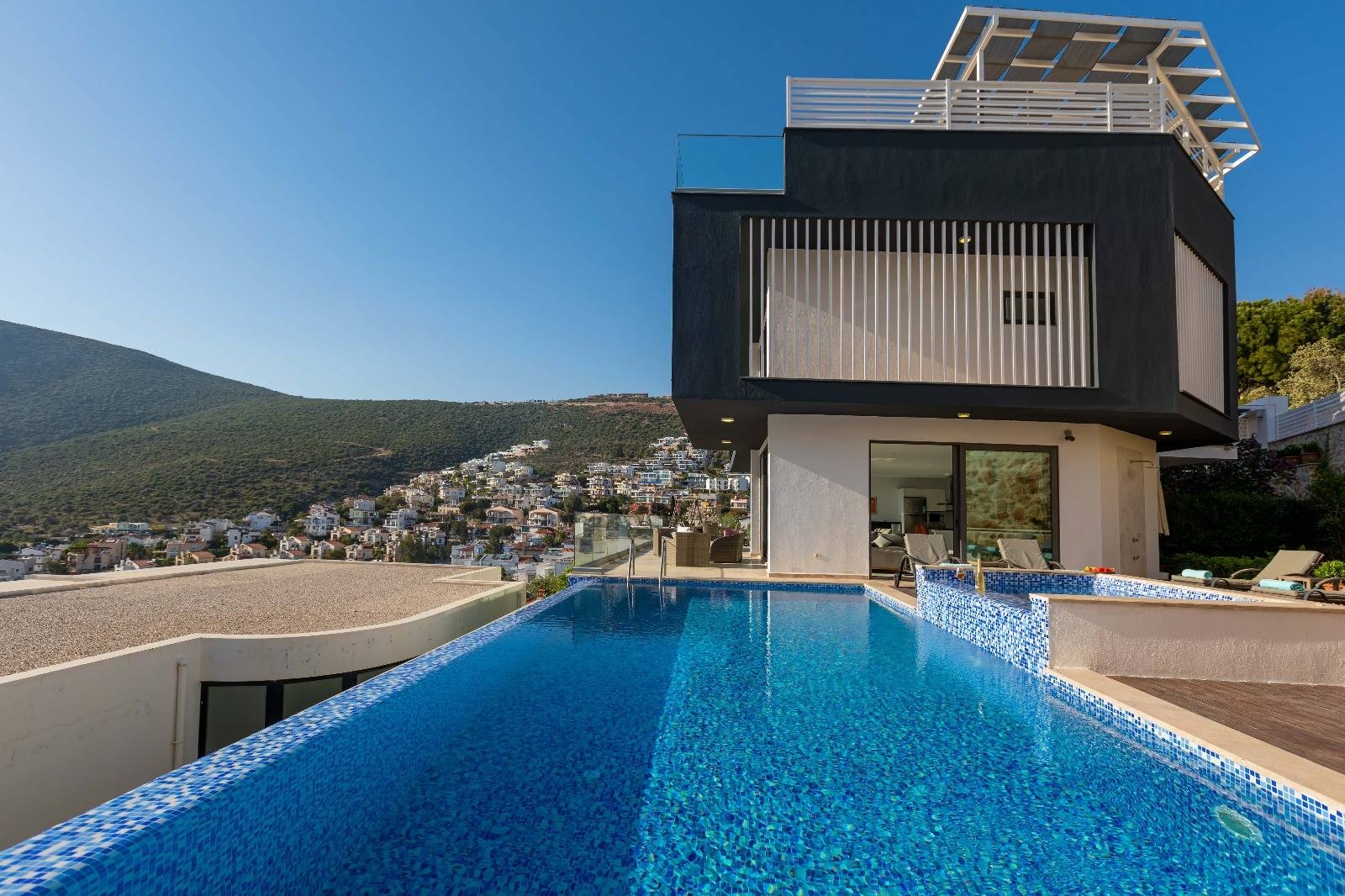 Kaş Kalkan'da Geniş Ailelere Uygun, Sonsuzluk Havuzlu, Modern Villa