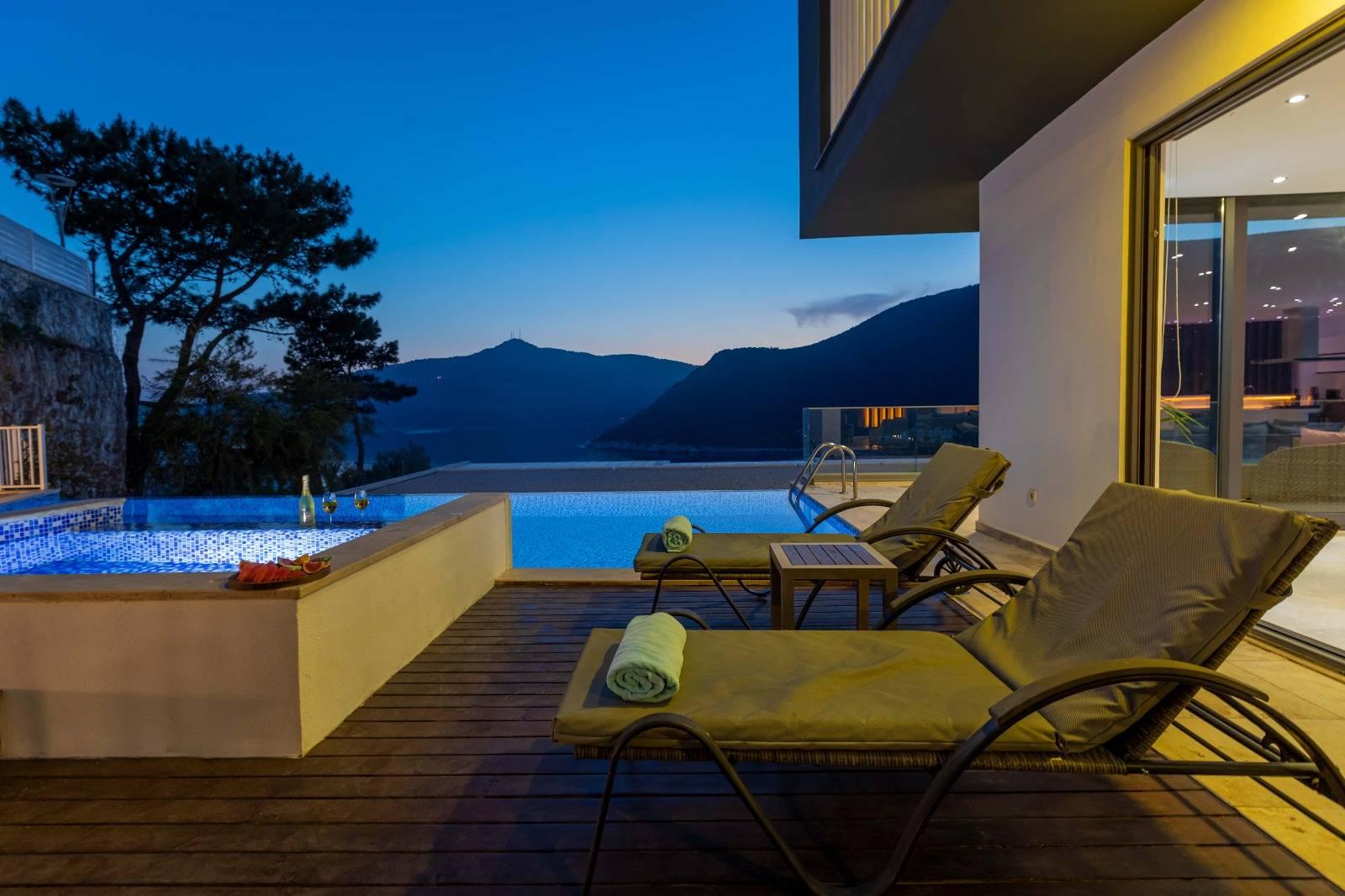 Kaş Kalkan'da Geniş Ailelere Uygun, Sonsuzluk Havuzlu, Modern Villa-42549