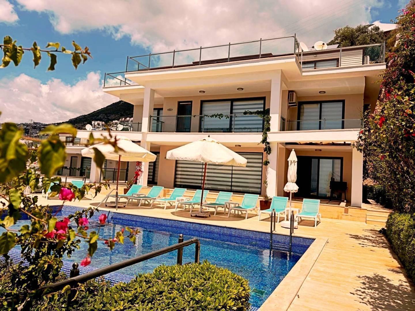 Kaş Kalkan'da Deniz Manzaralı, Sonsuzluk Havuzlu, Ferah Villa-39500