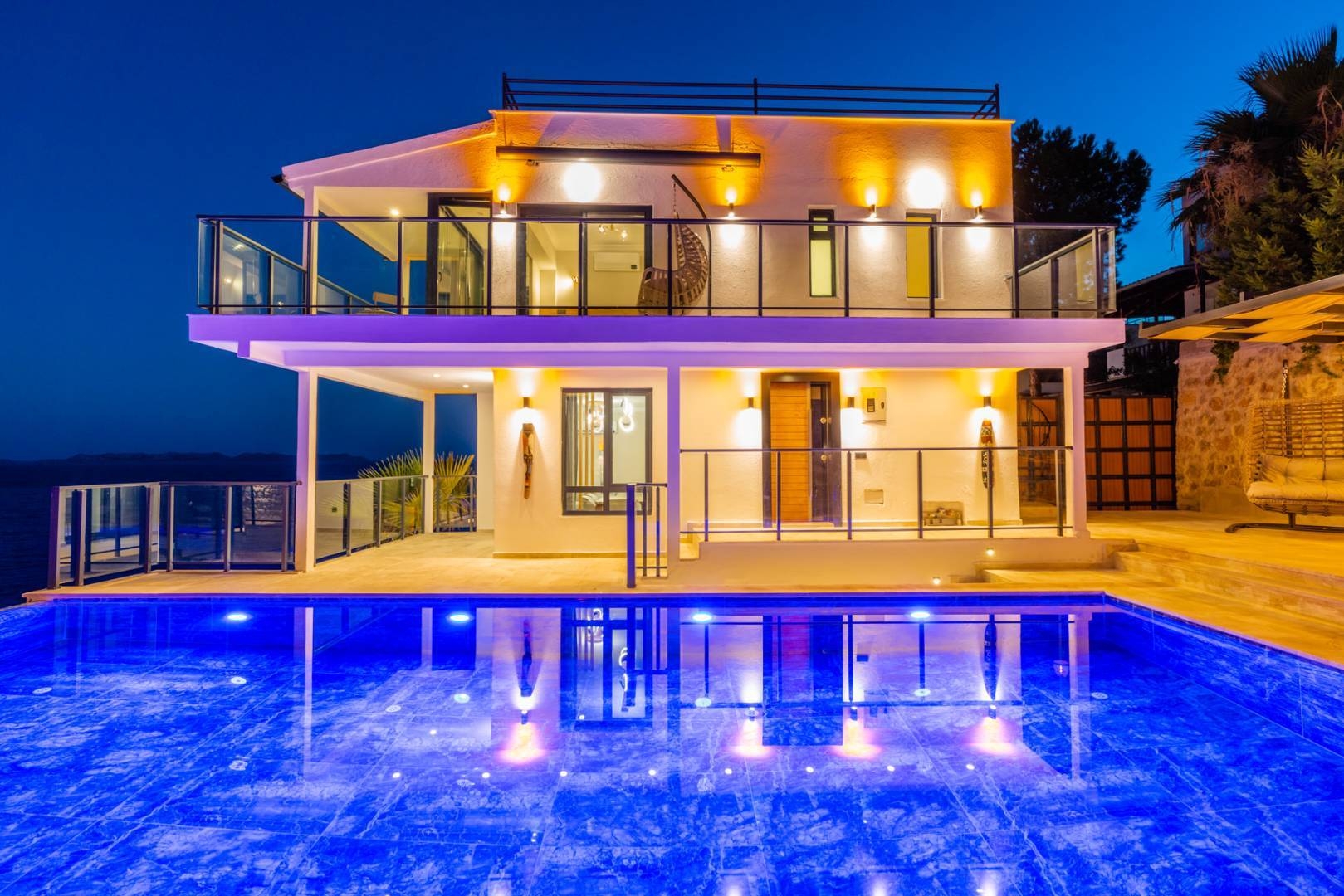 Kaş Gökçeören'de Büyüleyici Deniz Manzaralı, Özel Havuzlu, Lüks Villa