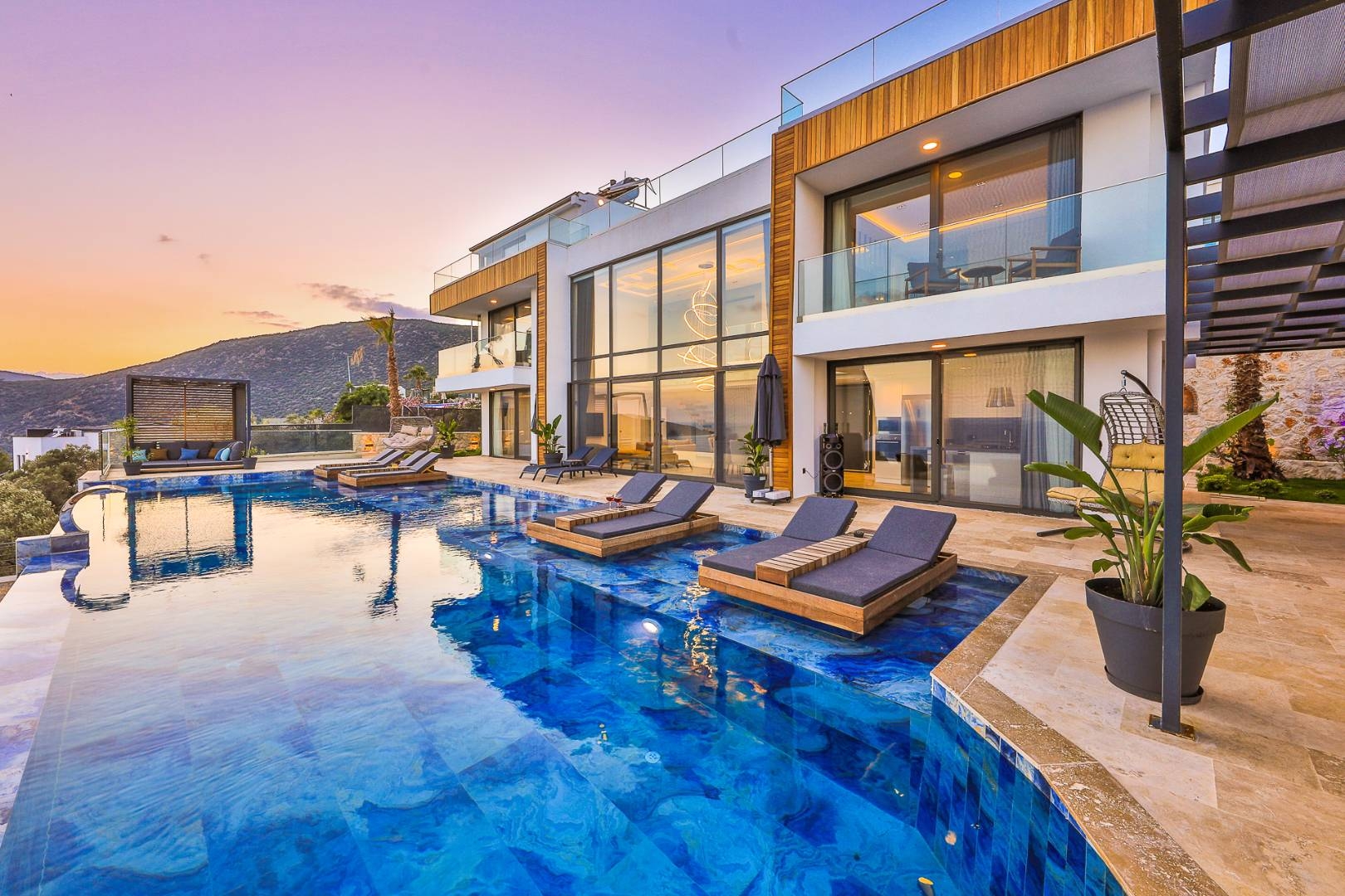 Kaş Kalkan'da Lüks Tasarımlı, Özel Havuzlu, 12 Kişilik Villa