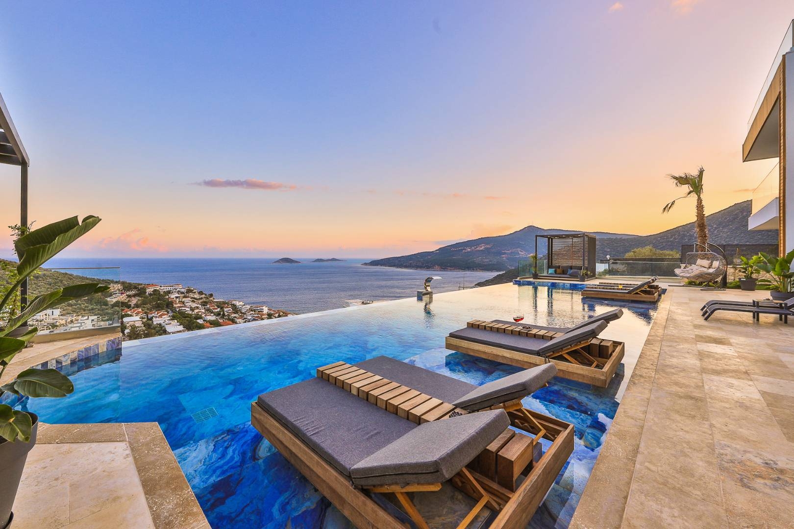 Kaş Kalkan'da Lüks Tasarımlı, Özel Havuzlu, 12 Kişilik Villa